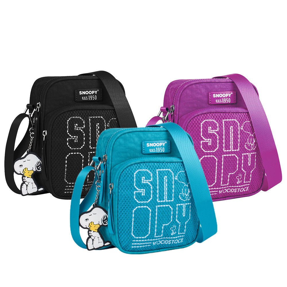 Bandolera Snoopy negra con logotipo y llavero
