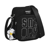 Bandolera Snoopy negra con logotipo y llavero